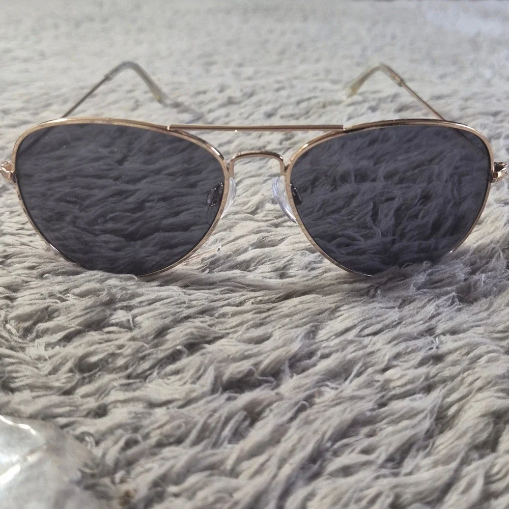 Steve Madden Aviator Sunglasses Gold Tone Metal Frame Dark Lens‎ Unisex Shades
